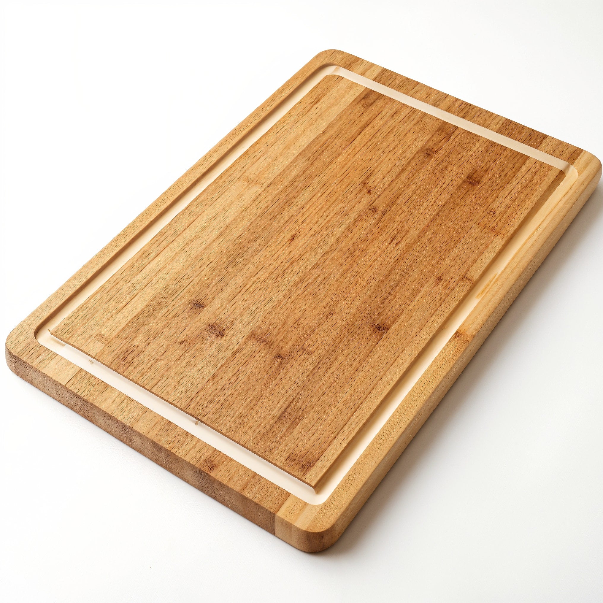 Meberant Tabla de Corte de Bambú Rectangular — vista de tres cuartos desde arriba mostrando la cara superior y el grosor del borde