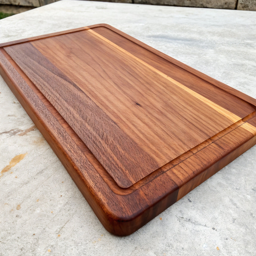 Tabla de corte de sapele Meberant — vista de tres cuartos