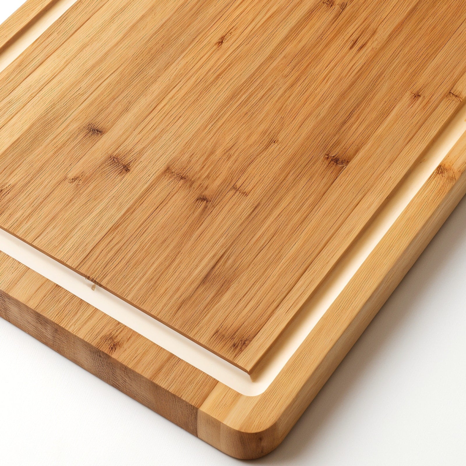 Meberant Tabla de Corte de Bambú Rectangular — vista de perfil mostrando el grosor del borde