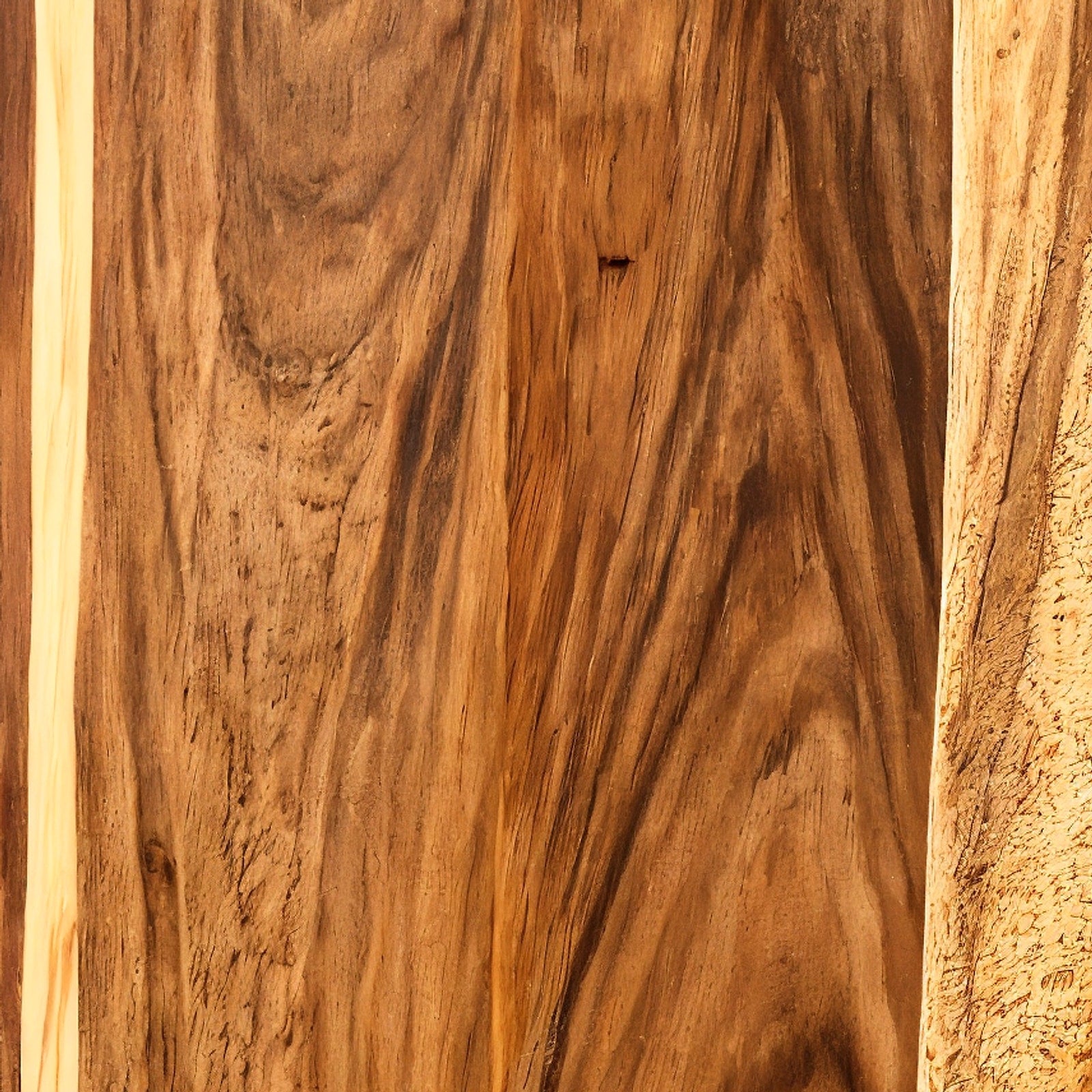 Tabla de corte de acacia Meberant — macro detalle del grano de la madera